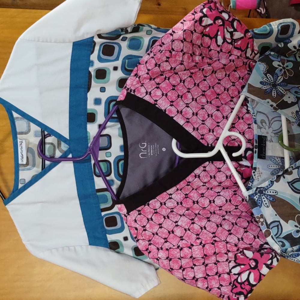 SCRUBS SET OF 5 LARGE. ONE IS EXTRA LARGE BUT IT REALLY LOOKS LIKE IT'S A LARGE